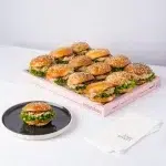 מגש אירוח חלבי עם כריך טונה פינגר פוד