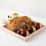 מגש לחמים ומטבלי גבינות