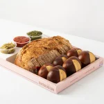 מגש לחמים ומטבלים טבעוניים
